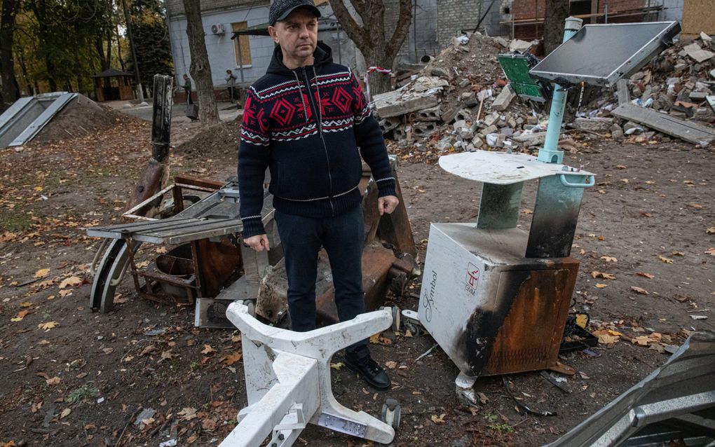 Volodymyr Potseloejev (50), directeur van het ziekenhuis in Soemy dat onlangs werd aangevallen door de Russen, staat bij de vernielde medische apparatuur. beeld Kostyantyn Chernichkin