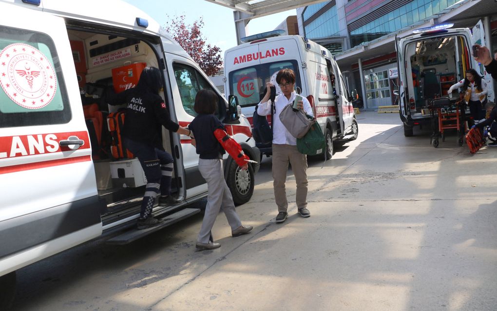 Ambulances buiten een ziekenhuis in het westen van Turkije. beeld AFP, Demiroren News Agency