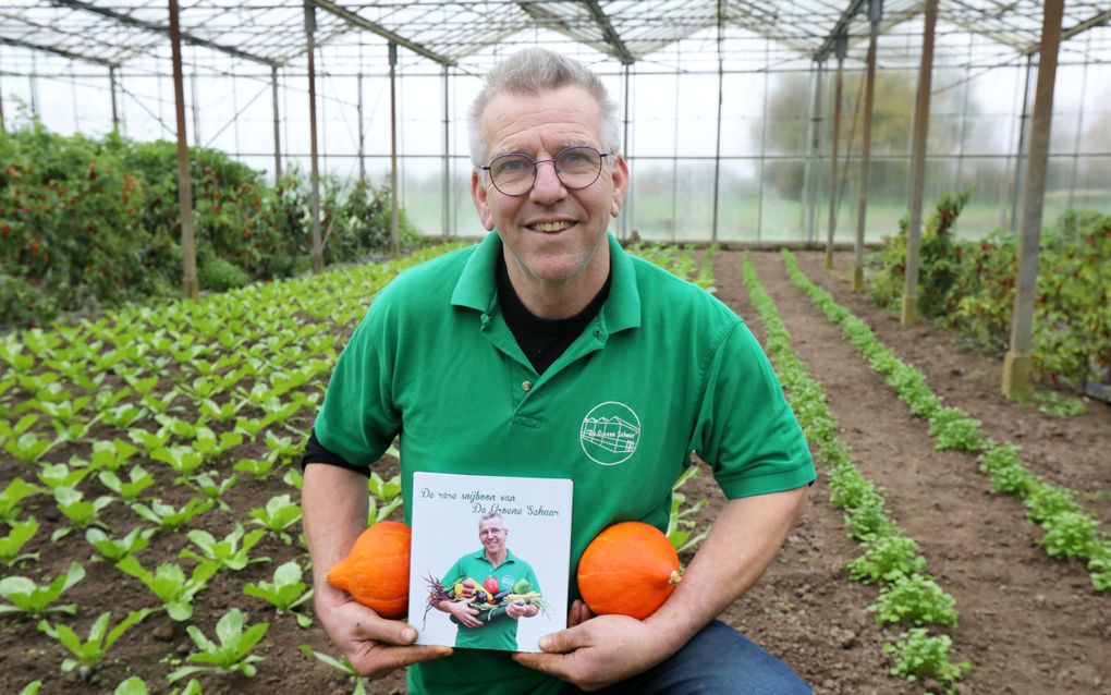 Op verzoek van velen heeft de laatste tuinder van Groessen, Ferdinand Eeuwes van De Groene Schuur, een boek geschreven over wetenswaardigheden van de 350 verschillende (vergeten) streekproducten die hij jaarlijks kweekt en verkoopt, de geschiedenis van tuindersregio De Liemers en zijn kookstudio. beeld VidiPhoto