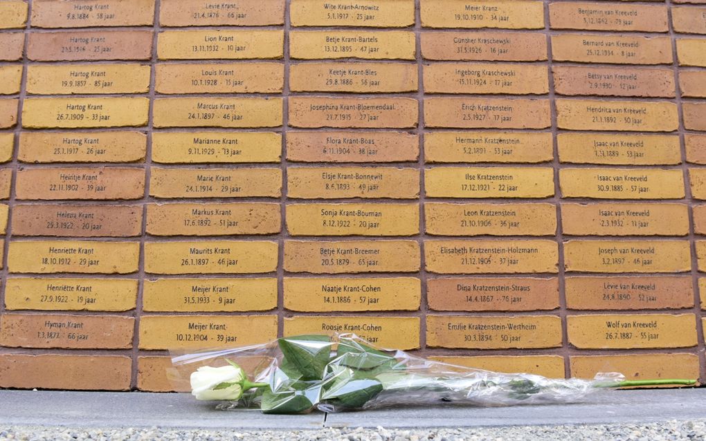 „Zoals uit de blijvende stroom publicaties blijkt, zit de Tweede Wereldoorlog nog altijd in de haarvaten van onze samenleving.’’ Foto: het Holocaust Namenmonument in Amsterdam. beeld ANP, Olaf Kraak