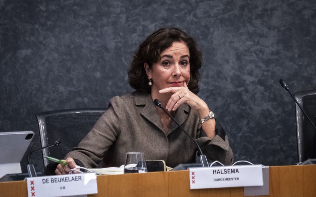 Burgemeester Femke Halsema tijdens het spoeddebat dinsdag in de Amsterdamse gemeenteraad over de gewelddadigheden na de voetbalwedstrijd van Ajax tegen Maccabi Tel Aviv. beeld ANP, Dingena Mol 