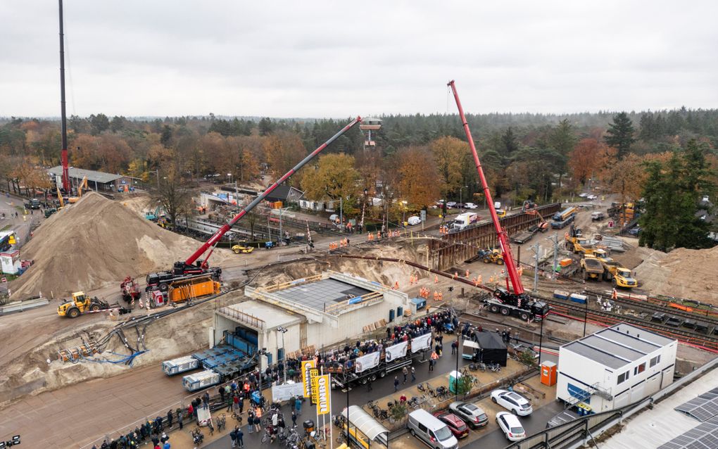 In Nunspeet is vrijdagmorgen onder grote belangstelling een 1,7 miljoen kilo wegende tunnelbak voor snelverkeer onder het treinspoor op zijn plaats gezet. De tunnel moet de doorstroming van verkeer van en naar Nunspeet (links) aanzienlijk verbeteren. beeld André Dorst