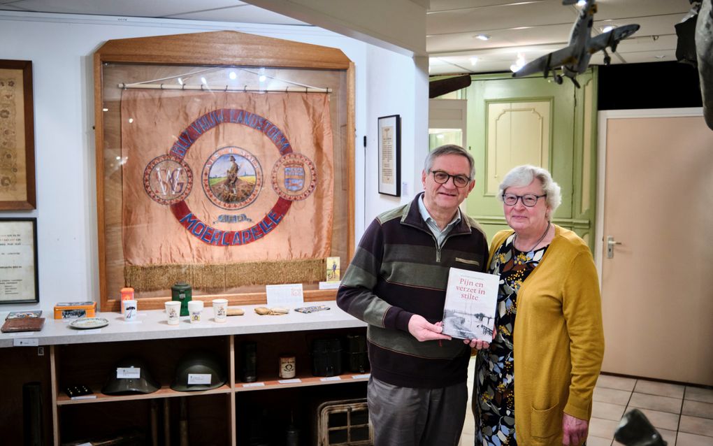 Arie en Ineke Brugmans in historisch centrum Ons Verleden. Het museum in Zevenhuizen is het onderkomen van de Stichting Oud Zevenhuizen-Moerkapelle, die bij haar veertigjarig bestaan hun boek over de oorlogsjaren in Moerkapelle publiceert. beeld Fred Libochant