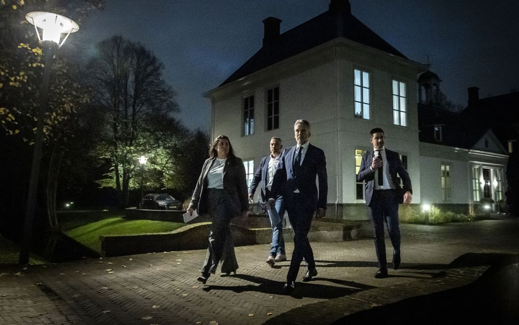 Premier Schoof wandelt naar het Koetshuis van het Catshuis voor de persconferentie waarin hij kon meedelen dat de dreigende kabinetscrisis na het opstappen van NSC-staatssecretaris Nora Achahbar was bezworen. beeld ANP, Remko de Waal