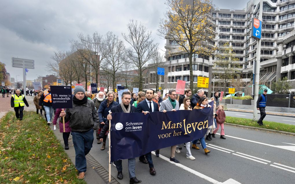 Een groep demonstranten met in het midden Chris Stoffer, Don Ceder en Arthur Alderliesten (v.l.n.r.) zaterdag tijdens de Mars voor het Leven. beeld Dirk Hol