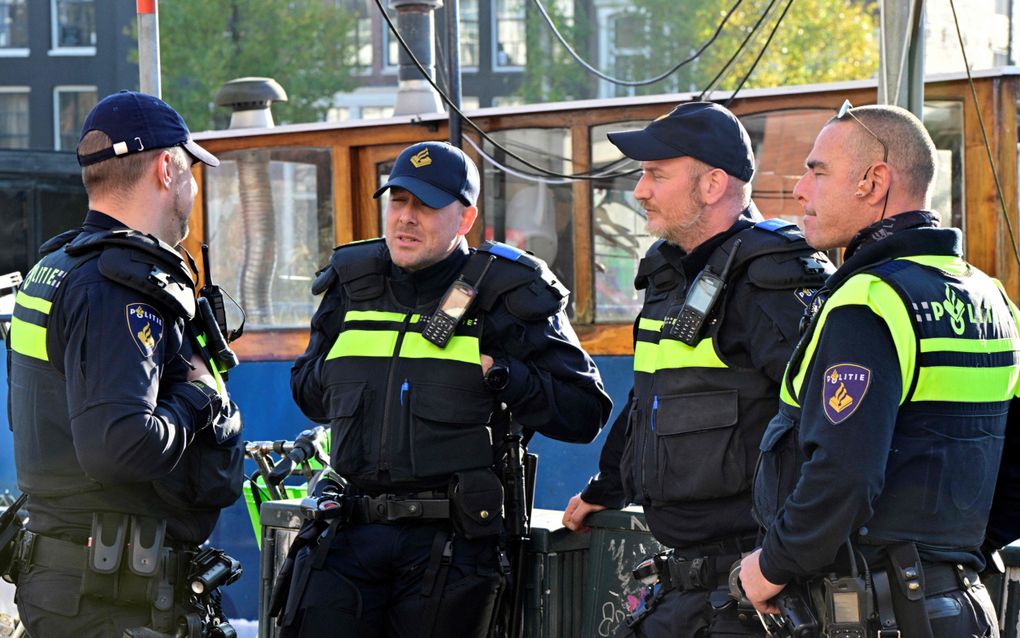 Politieagenten in Amsterdam. beeld AFP 