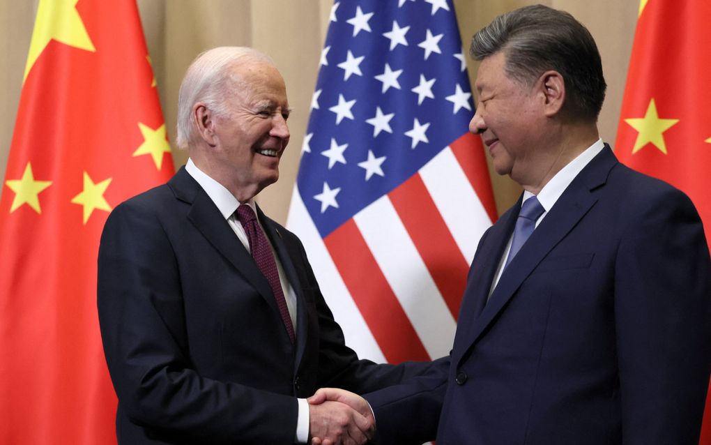 De Chinese president Xi Jinping schudt de Amerikaanse president Joe Biden de hand. beeld AFP, Leah Millis