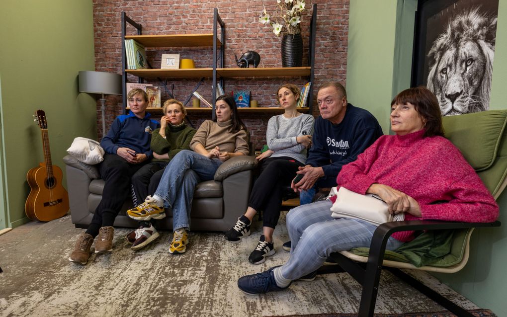 Bewoners van het Oekraïense vluchtelingenschip in de haven van Urk in het inloophuis in gesprek over de oorlog die al duizend dagen duurt. „De Russen proberen ons moe en bang te maken.” beeld Freddy Schinkel