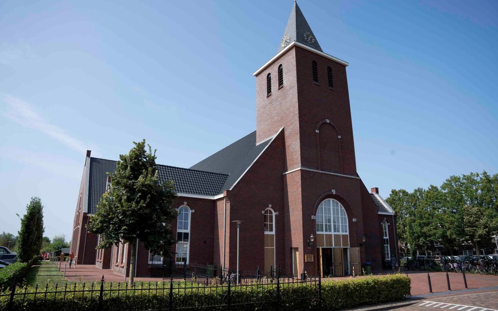 Het kerkgebouw van de hersteld hervormde gemeente in Lunteren, waar de Hersteld Hervormde Kerk vrijdag haar generale synode hield. beeld Niek Stam