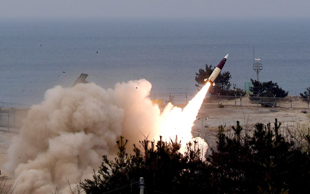 Blik op de lancering van een Atacms-raket voor de lange afstand. De VS geven Oekraïne naar verluidt toestemming voor inzet van deze raketten voor aanvallen diep in Rusland. beeld AFP, Jo Yong Hak