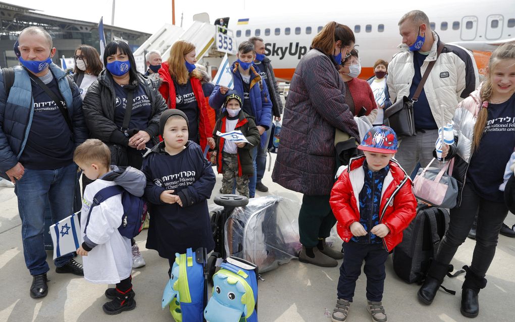 Oekraïense immigranten in 2022 bij aankomst op het Israëlische vliegveld Ben Gurion Airport. Het aantal landverhuizers vanuit Nederland is het afgelopen jaar niet toegenomen, signaleert Ebenezer Operatie Exodus Nederland. beeld AFP, Jack Guez