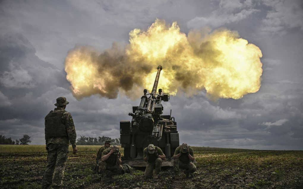 Oekraïense militairen vuren een Franse Caesar-artilleriekanon van 155 mm op Russische posities. beeld AFP, Aris Messinis