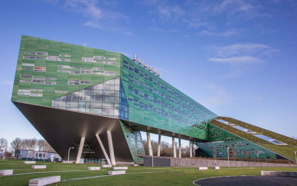 „Het verblijf van een buitenlandse student in Nederland draagt meer bij aan de Nederlandse economie dan de kosten van de opleiding.” Foto: Rijksuniversiteit Groningen, Linnaeusborg. beeld iStock