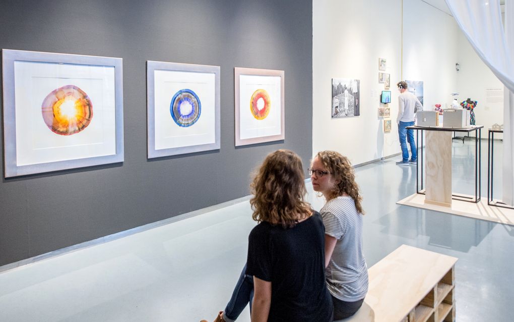 Het Stedelijk Museum in Zwolle had in 2016 een tentoonstelling over zingeving. Marije van Beek van Trouw ziet in de AKO-boekwinkels op het station de afdeling zingeving steeds verder uitdijen. beeld Stedelijk Museum Zwolle