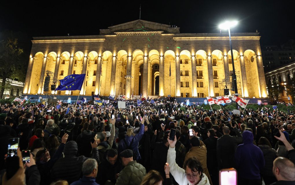 Georgische oppositieleden protesteren voor het parlement in Tbilisi. beeld AFP, Giorgi Arjevanidze