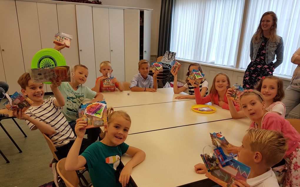 Kinderen op een hervormde zondagsschool in Heinenoord laten een werkje zien dat ze hebben gemaakt. beeld Hervormd Heinenoord