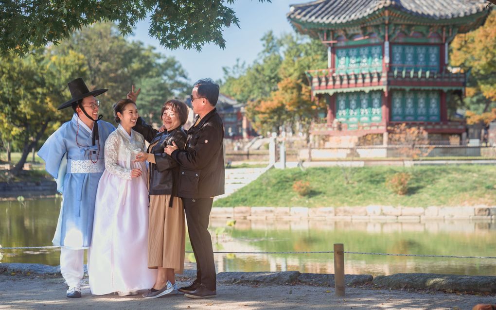 Een gezin poseert in traditionele Oost-Aziatische kleding in Seoul, Zuid-Korea. beeld iStock