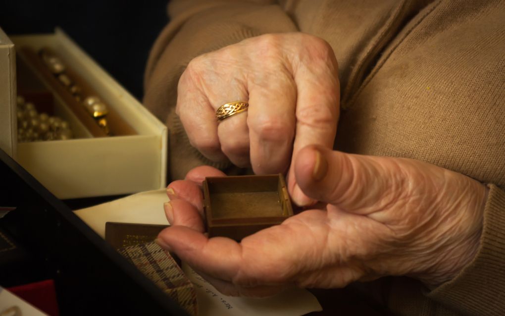 Een ouder echtpaar raakte sieraden kwijt na een oplichtingstruc van een nepagent. beeld iStock