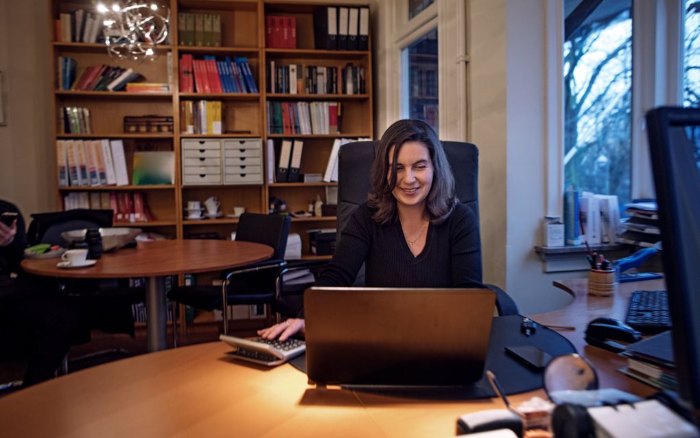 Een van de verschillen tussen werk in loondienst en als zelfstandige is dat zzp’ers hun eigen werkuren bepalen. beeld Getty Images