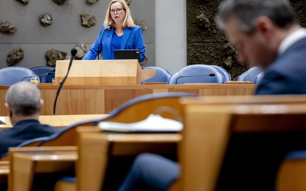 Minister voor Buitenlandse Handel en Ontwikkelingshulp Reinette Klever woensdag in de Tweede Kamer. Op de voorgrond de Kamerleden Isa Kahraman (NSC) en SGP’er Chris Stoffer (r.). beeld ANP, Remko de Waal