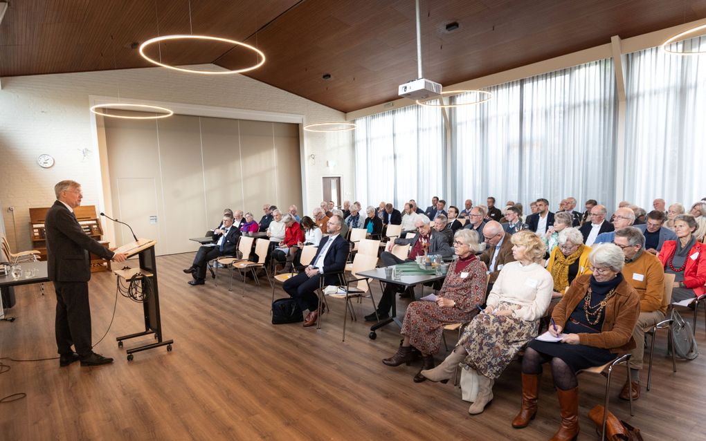 Prof. dr. M.J. de Vries (achter de katheder) was een van de sprekers tijdens de studiedag van de Gereformeerde Bond in Woudenberg. beeld RD, Anton Dommerholt