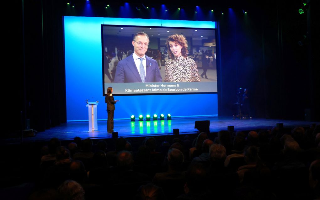 Minister Sophie Hermans (Klimaat en Groene Groei) sprak via een liveverbinding de deelnemers van de Top van Onderop in Bussum toe. beeld Erik Kottier