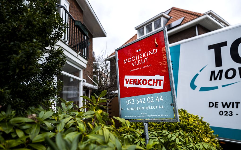 Dat de vraag naar woningen groot blijft, blijkt ook uit het aantal transacties. In oktober verwisselden 18.131 huizen van eigenaar, ruim 15 procent meer dan een jaar eerder. beeld ANP, Remko de Waal