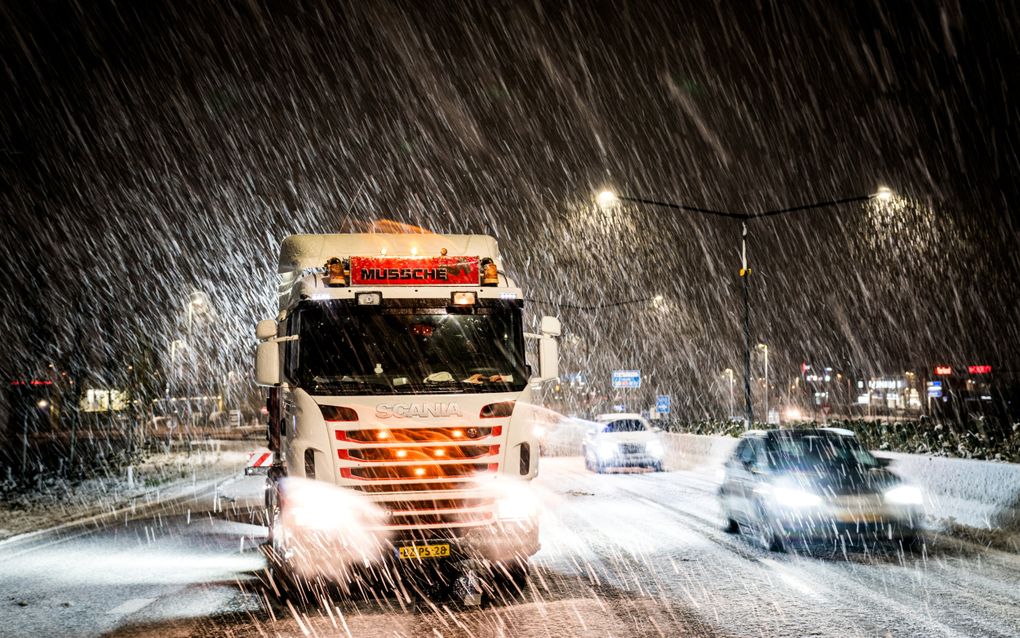 Files in en om de stad Groningen door zware sneeuwval. Plaatselijk viel er een centimeter of 10. beeld ANP, Siese Veenstra