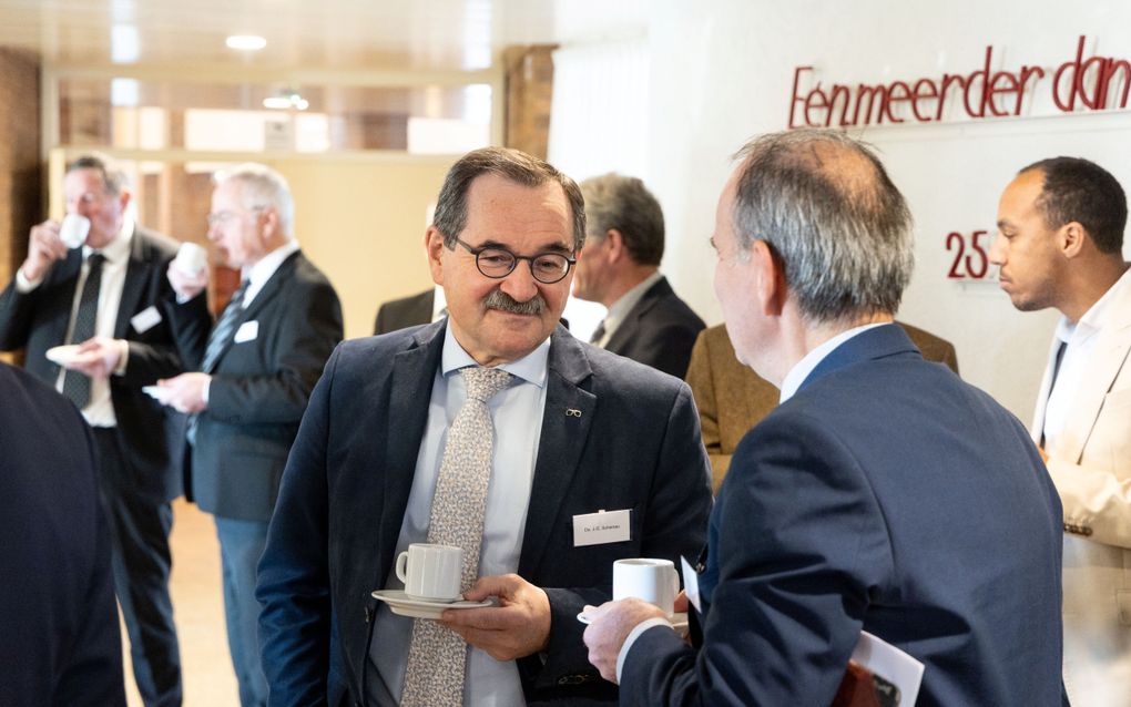 Pauze tijdens de generale synode van de Christelijke Gereformeerde Kerken, vorige week in Nunspeet. In het midden ds. J.G. Schenau, rapporteur van de commissie toekomst kerkverband. beeld RD, Anton Dommerholt