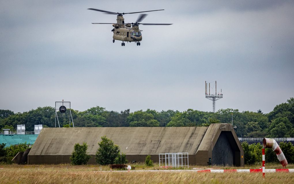 Een Chinook gevechtshelikopter oefent op  vliegbasis Gilze Rijen. Volgens bodemmetingen op de vliegbasis die KRO-NCRV's Pointer heeft ingezien, is de vliegbasis ernstig vervuild met PFOS, een stof die valt onder PFAS. beeld ANP, Jeffrey Groeneweg 