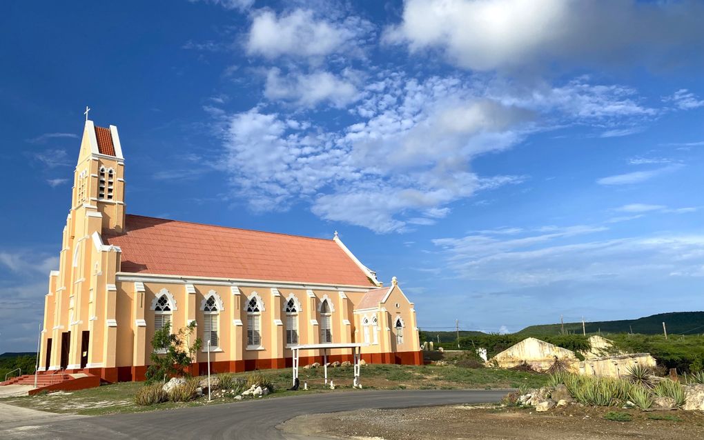 Rechts naast de imposante Willibrorduskerk de in verval geraakte waterbak. beeld Marius Bremmer