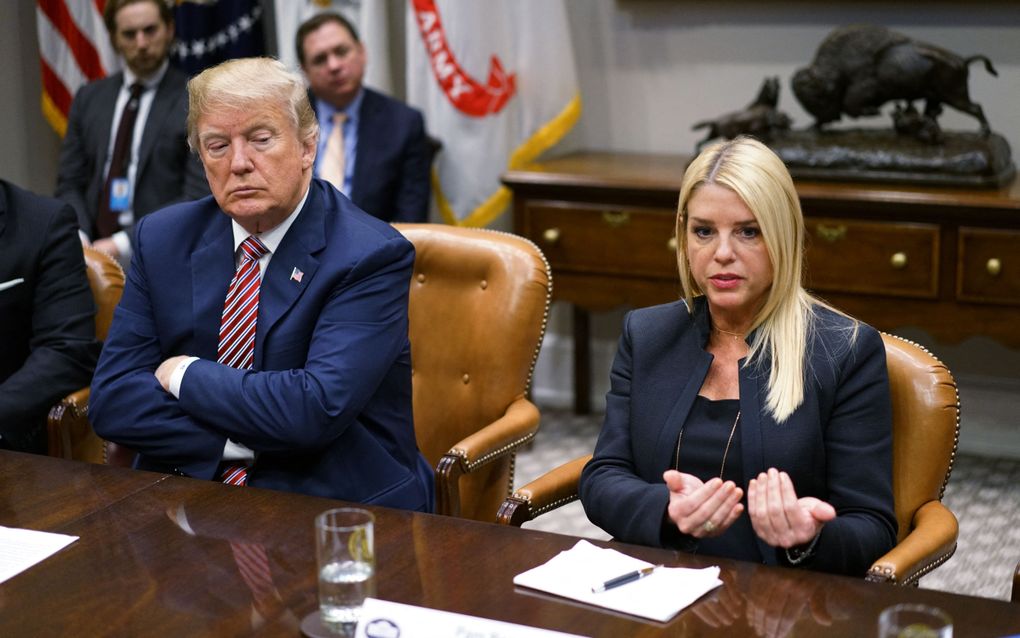 President-elect Donald Trump naast zijn nieuwe kandidaat voor de post van minister van Justitie, de 59-jarige Pam Bondi. beeld AFP, Mandel Ngan