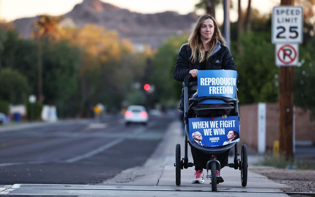 Een voorstander van abortus loopt met een kinderwagen in de Amerikaanse staat Arizona. beeld AFP, Mario Tama 