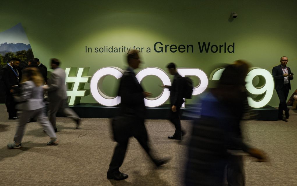 Mensen lopen voorbij het logo COP29 in Bakoe, Azerbeidzjan, waar de VN-klimaattop werd gehouden. beeld EPA, Anatoly Maltsev