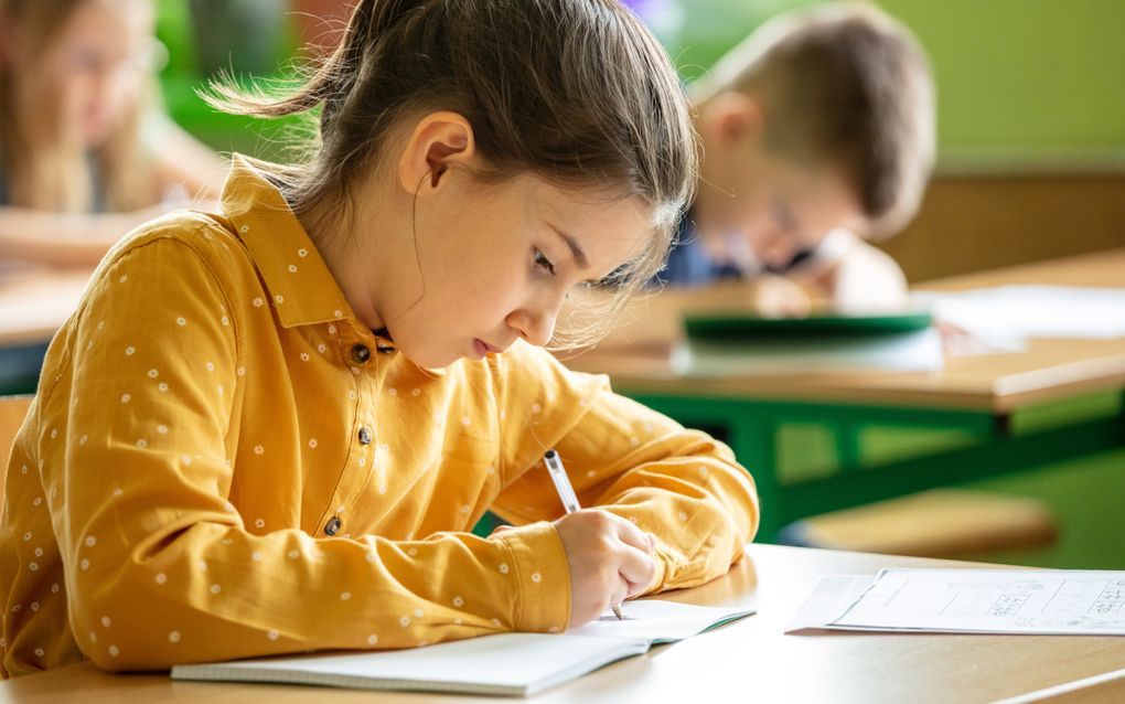 „Karaktervorming en doorzettingsvermogen breng je kinderen ook bij tijdens het maken van een dagelijkse rekentaak of wekelijkse werkwoordspellingles.” beeld iStock