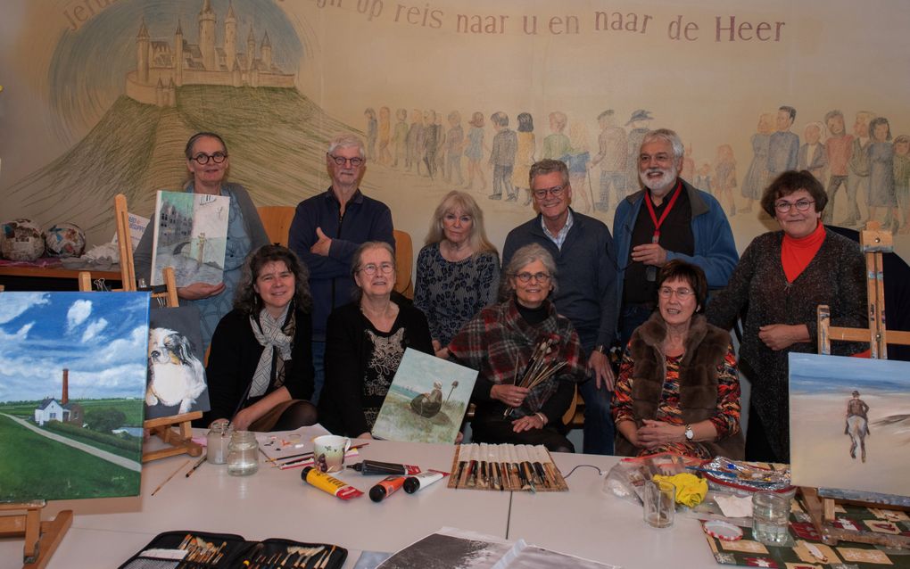 V.l.n.r. staand: Heleen Buth, Fons van der Steen, Annemarie Schellinger, Albert Schrijver, Gommert Zoeteweij en Hennie van Rijn. Zittend v.l.n.r.: Gina de Graaf, Maja Snoei, Johanna Lindhout en Janna Boogaart. beeld Henk Copier