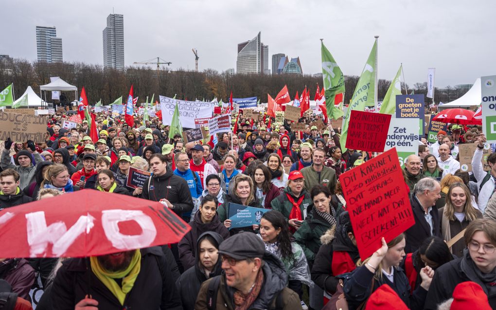 Massale opkomst op het Malieveld, ondanks het natte weer. beeld ANP, Jeroen Jumelet