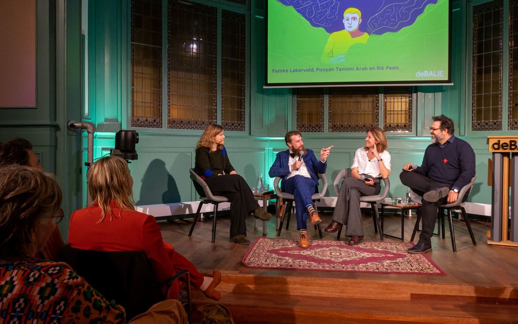 In De Balie in Amsterdam werd maandagavond gesproken over het belang van atheïsme. Naast de presentator (l.) zitten Rik Peels, Femke Lakerveld en Pooyan Tamini Arab, die deelnemen aan het gesprek. beeld Ronald Bakker