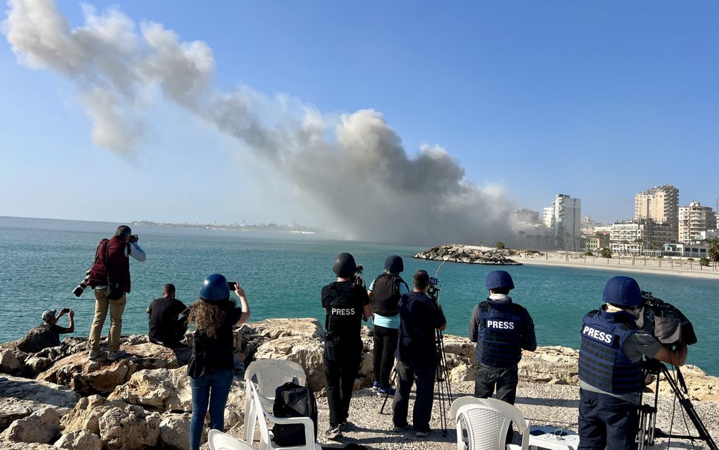 Journalisten brengen de gevolgen van een Israëlisch bombardement op de Libanese havenstad Tyrus in beeld. beeld EPA