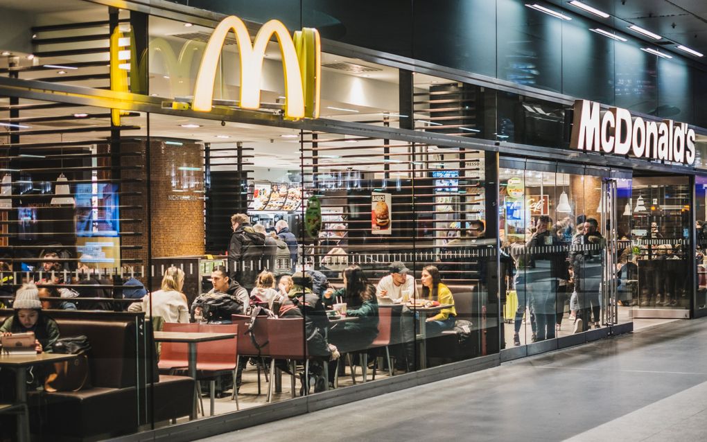 Jongeren in een McDonald’s in Berlijn. Een ongezonde leefomgeving is mede debet aan de obesitasepidemie. beeld iStock