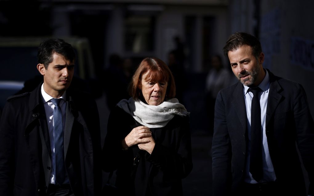 Gisèle Pelicot loopt tussen haar advocaten in naar de rechtbank in het Zuid-Franse Avignon. beeld EPA, Yoan Valat