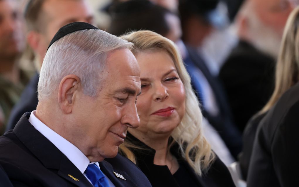 De Israëlische premier Benjamin Netanyahu met zijn vrouw Sara Netanyahu. beeld EPA, Gil Cohen-Magen