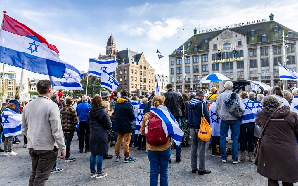 Een bijeenkomst op de Dam, waar de aanval van Hamas in Israël wordt herdacht. beeld ANP, Eva Plevier 