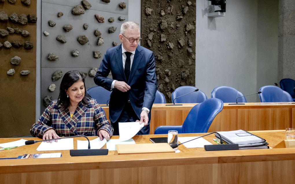 Mariëlle Paul, staatssecretaris Primair en Voortgezet Onderwijs en Emancipatie, en Eppo Bruins, minister van Onderwijs, Cultuur en Wetenschap, tijdens een debat over de begroting van Onderwijs, Cultuur en Wetenschap in de plenaire zaal van de Tweede Kamer. beeld ANP, Remko de Waal