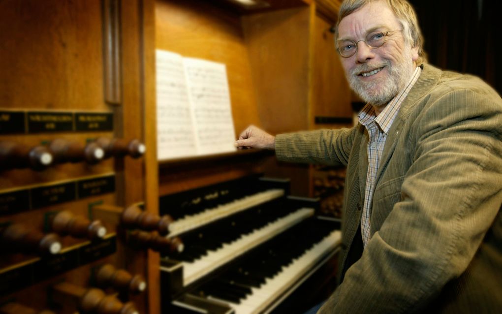 Jaap Kroonenburg achter de klavieren van ‘zijn’ orgel in Maassluis. Beeld Fotostudio GJ Vlekke