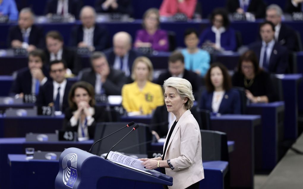 Von der Leyen tijdens het debat. Op de achtergrond haar kandidaat-Eurocommissarissen. beeld EPA, Ronald Wittek