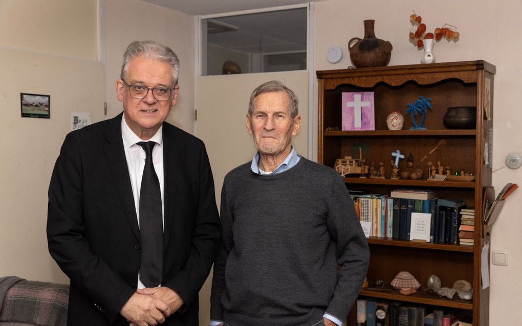 Ds. J.B. Zippro (l.) en voormalig zendeling Johan Commelin in de woning van het echtpaar Commelin in Bodegraven. Commelin: „Ik heb te weinig tijd genomen voor taal- en cultuurstudie.” beeld Erik Kottier