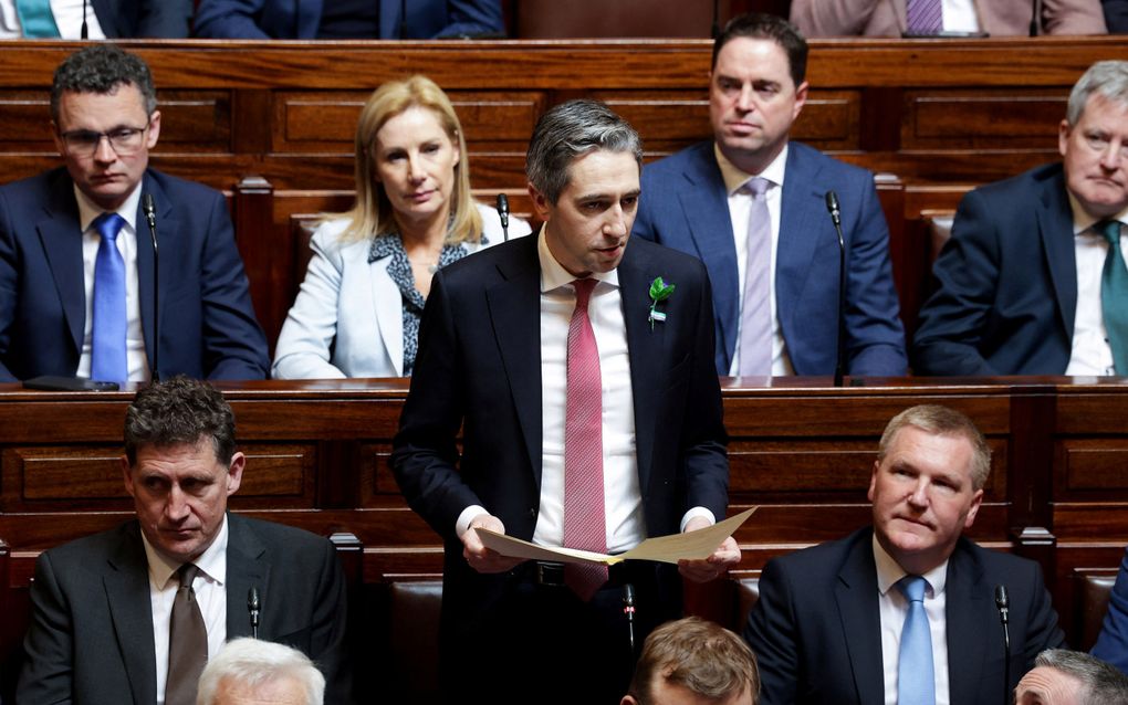 De Ierse premier Simon Harris spreekt in Dublin het Lagerhuis van het Ierse parlement toe. beeld AFP 