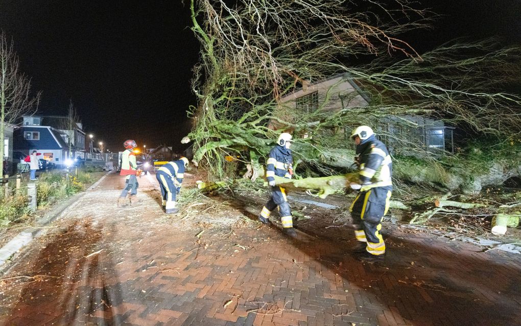 Hulpdiensten in het Friese dorp De Blesse. beeld ANP, Camjo Media