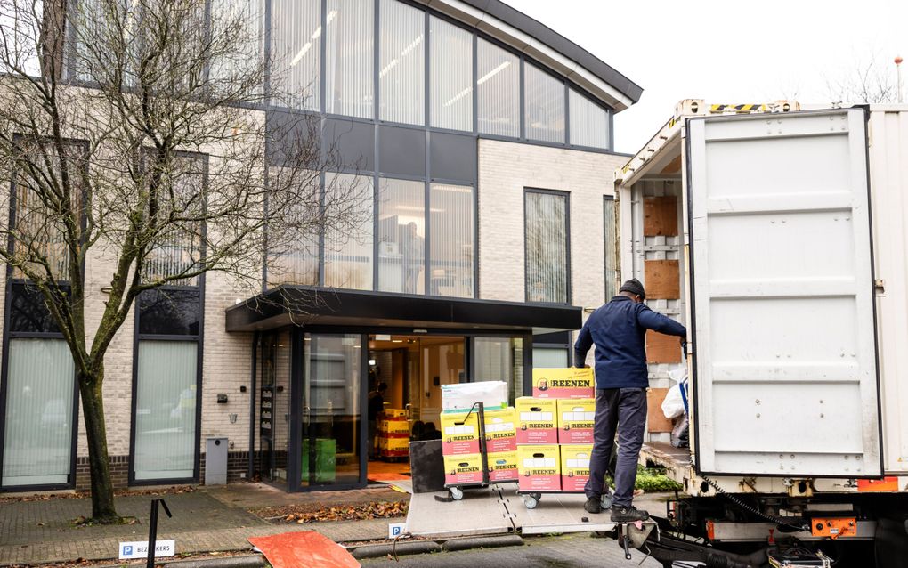 Het kantoor van de Gereformeerde Bond binnen de Protestantse Kerk in Nederland is woensdag verhuisd van Apeldoorn naar Voorthuizen. Drieëntwintig jaar bevond het zich aan de Kleine Fluitersweg in Apeldoorn, de woonplaats van algemeen secretaris drs. P.J. (Piet) Vergunst. Daarvoor stond het in Huizen, toen dr. ir. J. (Jan) van der Graaf nog algemeen secretaris van de Gereformeerde Bond was. beeld André Dorst